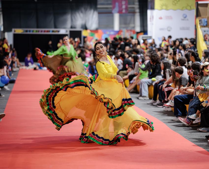 Moda, color y patrimonio en el desfile de Takasami en Papirolas 2026