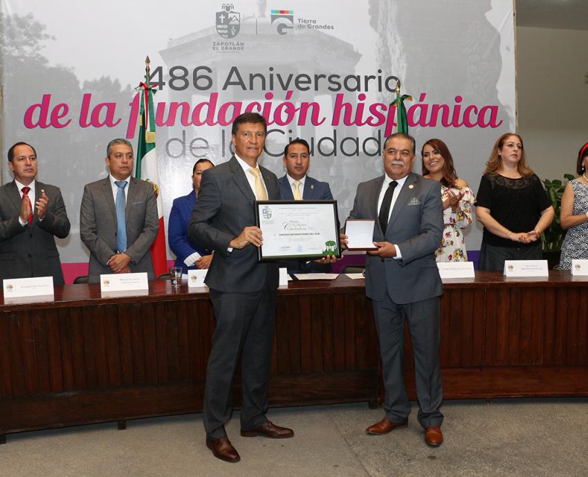 Recibe CUSur Presea al Mérito Ciudadano del gobierno de Zapotlán el Grande
