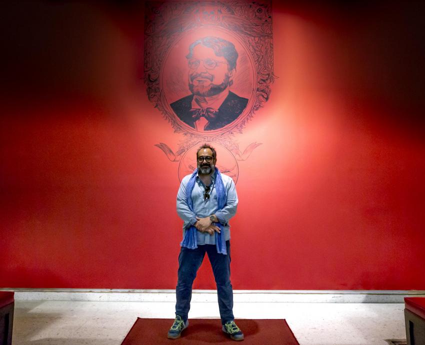 Eugenio Caballero guía y explica la exposición “En casa con mis monstruos”, de Guillermo del Toro