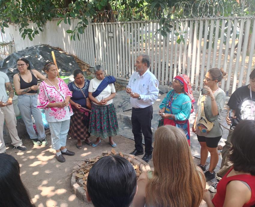 Comparten en CUCS conocimientos de la dieta de la milpa tradicional