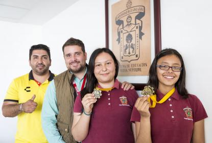 Ingenian alumnas de la Preparatoria de Cocula prototipos de lente para cámara basados en el efecto del caleidoscopio