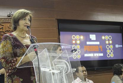 Entregan Presea Fernando del Paso Morante a docente distinguida en el marco del 40 aniversario de la Preparatoria 7