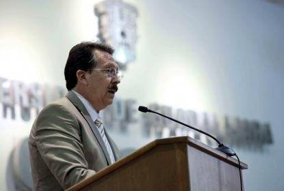 Reconocen al doctor Juan de Jesús Taylor Preciado por 20 años de actualizar planes de estudio de Veterinaria