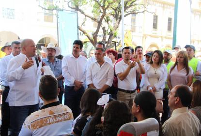 Promete el Gobernador de Jalisco transporte público para estudiantes del CUAltos