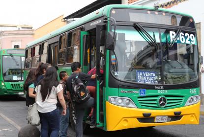 Usuarios del transporte público expuestos a altos niveles de dióxido de carbono y decibeles