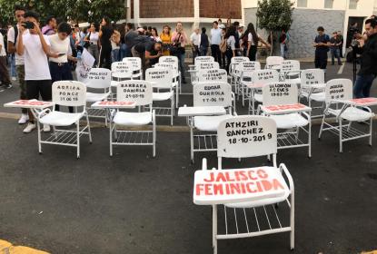 Universitarios se manifiestan en Fiscalía General de Jalisco por asesinato de estudiante de la UdeG