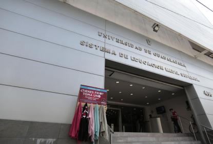 Acogen preparatorias del SEMS percheros comunitarios para unirse a la iniciativa de Proa 31 para donar ropa de abrigo