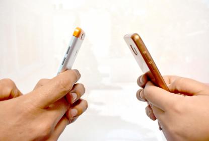 Uso de tecnología influye en la transformación de las relaciones de pareja