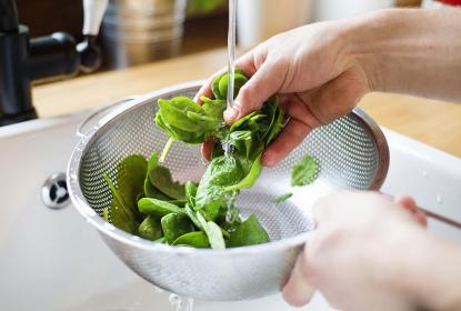 ¿Puede contagiarse el Covid-19 a través de los alimentos?  La ciencia dice que no