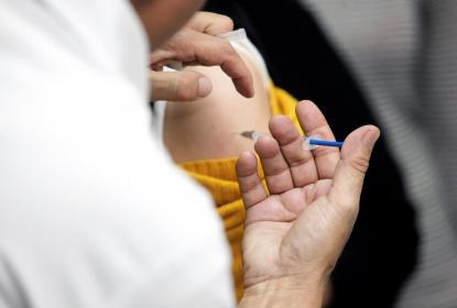 Vacunas contra el COVID-19 de Pfizer y Moderna no pueden generar infección por coronavirus