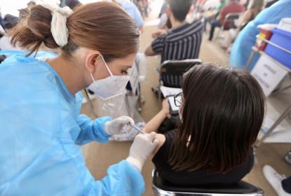 Deben continuar las medidas de prevención las personas completamente vacunadas contra COVID-19