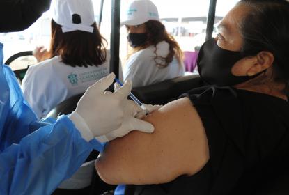 Aplicarán segunda dosis de Sinovac para adultos mayores en CUAAD, CUCEI y CUSur