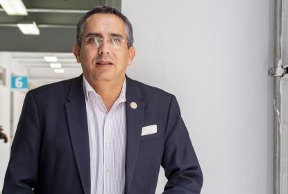 Reconocen al doctor Arturo Gleason como Defensor del planeta Tierra
