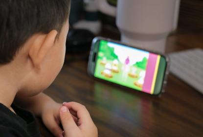Niñas y niños, los más afectados por el síndrome de exposición a pantallas
