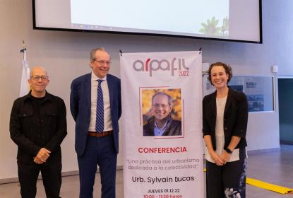 Urbanistas Sylvain Ducas, de Canadá y Felipe Leal, de México, hablaron con estudiantes del CUAAD