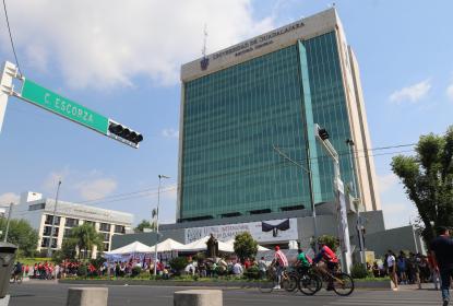 Brigadas “Nos late Servir” de la UdeG atienden a usuarios de la Vía Recreativa de Avenida Vallarta