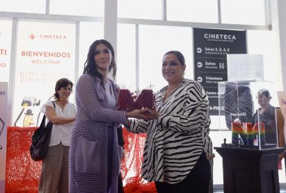 Reconocen a Eréndira Ibarra con el Premio Queer Icon del Premio Maguey y alza la voz por personas LGBTIQ+ desaparecidas