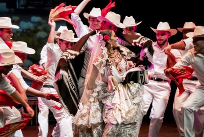 Enamora “Fandango de los novios” en el Conjunto Santander