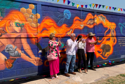 Develan mural de estudiante del CUAAD en corredor de arte del Museo de Ciencias Ambientales 