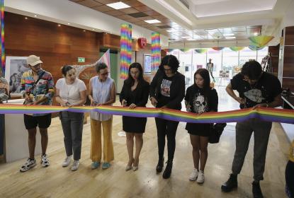 Inauguran “Ser comunidad LGBTTTIQ+”, exposición del orgullo en el lobby del edificio de Rectoría General
