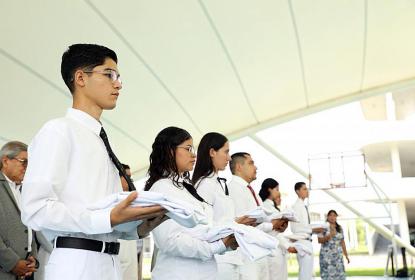 Imponen batas a la primera generación del programa de Médico, Cirujano y Partero del CUValles