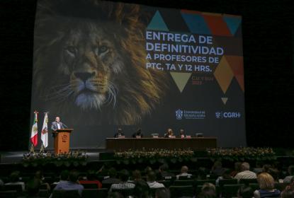 Reciben mil 234 académicos de la UdeG su definitividad 