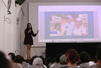 Imparte Perla Burciaga conferencia sobre la influencia que ejerce el periodismo en la sociedad 