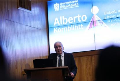 Alberto Kornblihtt reflexiona sobre la evolución a partir de la Luna