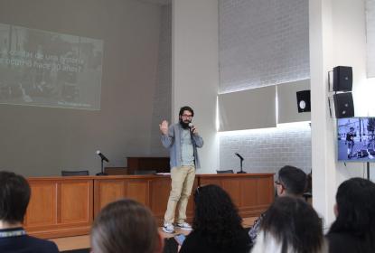 El periodista Julio González enseña a estudiantes cómo contar una historia de hace 30 años