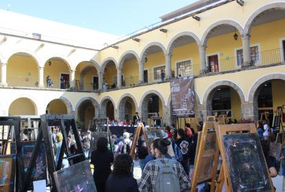 Más de 300 participantes trazan y fotografían en el “Taller de representación de desnudo”