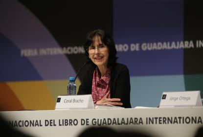Coral Bracho dialoga con mil jóvenes en la FIL