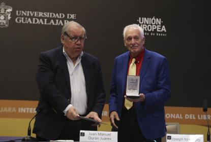 Reconocen al arqueólogo Joseph B. Mountjoy con la Medalla Federico Solórzano al mérito Académico en Humanidades