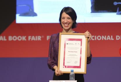 La escritora colombiana María Ospina Pizano recibió el Premio Sor Juana Inés de la Cruz