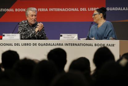 Los jóvenes conversan y ríen con Jordi Serra i Fabra en la FIL