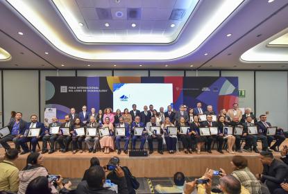 Entregan la Presea al Mérito Académico en el marco de la FIL