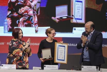 Entregan Premio Arpa FIL 2023 a la arquitecta Tatiana Bilbao