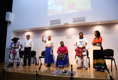 Actores wixaritari representan el cuento de la Diosa madre lluvia en la FIL
