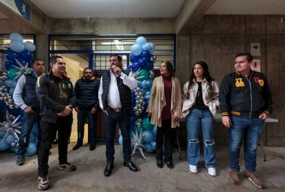 Sorprende la presencia del cantante de regional mexicano Julión Álvarez en la Preparatoria de Santa Anita