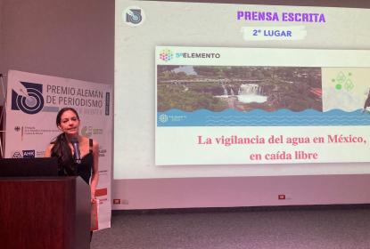 Egresada de UDGVirtual recibe doble reconocimiento por investigación periodística