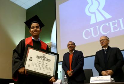 Ian González Santos recibe su título universitario; es el egresado más joven en la historia de la UdeG