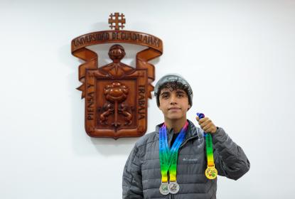 Lo volvió a hacer: Estudiante de la Preparatoria de Ciudad Guzmán gana medalla en competencia internacional de Matemáticas