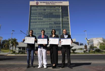 Entregan primeros títulos tramitados con nuevo sistema de titulación en la UdeG
