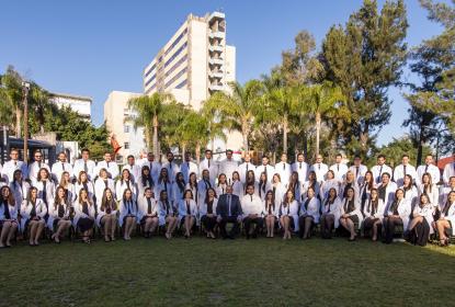 Rector General apadrina a generación de especialistas del Nuevo Hospital Civil 
