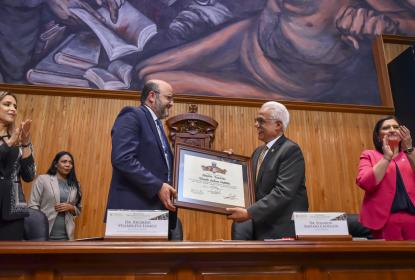 Reconocen al doctor Eduardo Santana como Maestro Emérito de la UdeG