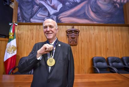 Honran al doctor Miguel Ángel Navarro como Maestro Emérito de la UdeG