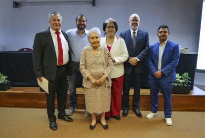 Recibe la Biblioteca Pública Juan José Arreola fondo documental del doctor Ladrón de Guevara