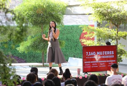 Zoé García charla sobre menstruación en Preparatoria 18