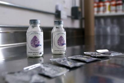 Laboratorio del CUCEI convierte leche humana en leche en polvo 