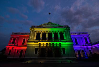 El MUSA colorea con luz su fachada por Día Internacional del Orgullo 