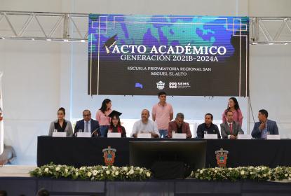 Por primera vez un rector apadrina a egresados de San Miguel el Alto